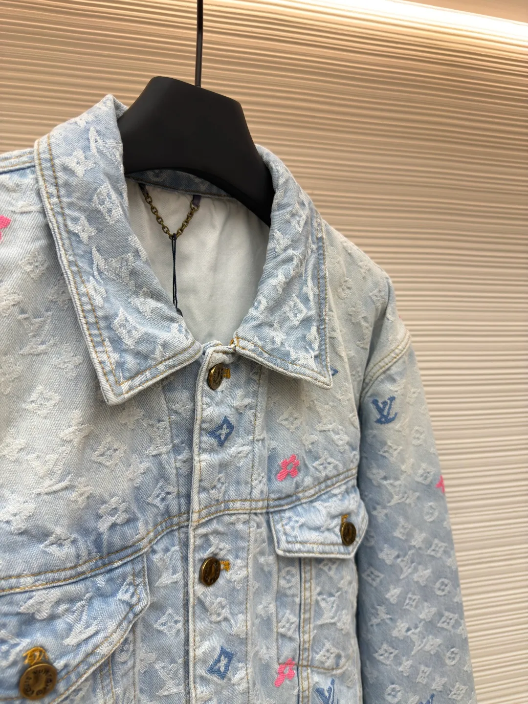 LOUIS VUITTON colorful letter jacquard denim jacket ●Authentic product: Purchased and developed at 26300 ●Item number: 1680111-C45 ●Fabric: cotton denim fabric ●Technology: embroidery ●Version: fitted version ●Weight: about 1245 grams ●Size: 46-48-50-52 ●Description: It is made of unique washed denim cotton with excellent elasticity and stretchability. The entire model has been washed twice to achieve the perfect texture and color. The various wiring and workmanship are even more meticulous. The whole body is customized with hardware and customized leather labels. All details are perfect! The overall wiring is straight and delicate, the fabric is comfortable and soft, and the color is consistent without color difference. It can be matched with the same style to create a fashionable look and control various occasions. Customized accessories, complete with three standards, same style for men and women!